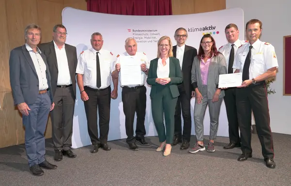 Im Bild: Klimaschutzministerin Leonore Gewessler, Landesrätin Sara Schaar, Landesfeuerwehrkommandant Rudolf Robin, Dietmar Hirm, Klaus Tschabuschnig (Kärntner Feuerwehrverband), Gerhard Kopeinig (ARCH+MORE ZT), Baumeister Walter Kofler, Engelbert Auer (Wolbank Regelungstechnik), Hans-Jörg Pischl (Energie-Plan + Management GmbH)
