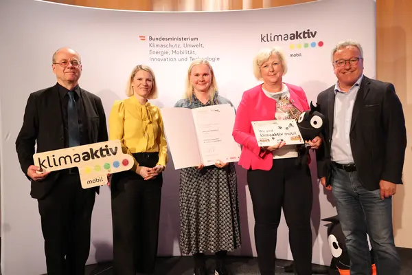 Claudia Ablinger (Direktorin), Christine Rainer (Leiter-Stellvertreterin) gemeinsam mit LH-Stv. Heinrich Schellhorn, Robert Thaler (BMK) und Postbus-Vorständin Silvia Kaupa-Götzl
