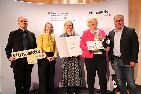 Claudia Ablinger (Direktorin), Christine Rainer (Leiter-Stellvertreterin) gemeinsam mit LH-Stv. Heinrich Schellhorn, Robert Thaler (BMK) und Postbus-Vorständin Silvia Kaupa-Götzl