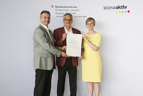 Im Bild von links nach rechts: Robert Lamprecht (Geschäftsführer), Adolf Rechberger (Facility Management) mit Bettina Bergauer (BMK)