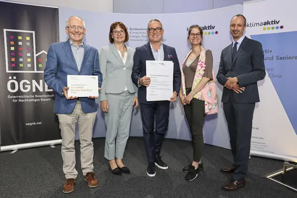Ausgezeichnetes Projekt: 18RS Wohnhaus, 1110 Wien<br /> Fertigstellung, klimaaktiv BRONZE<br /><br />  Bauherrschaft: WBÖ elf GmbH<br /> Bauphysik: DEM technisches Büro für Innenarchitektur & Bauphysik<br /> Haustechnik: Mischek Haustechnik GmbH<br /> Architektur & klimaaktiv Consultant: Architekt DI Thomas Wagensommerer