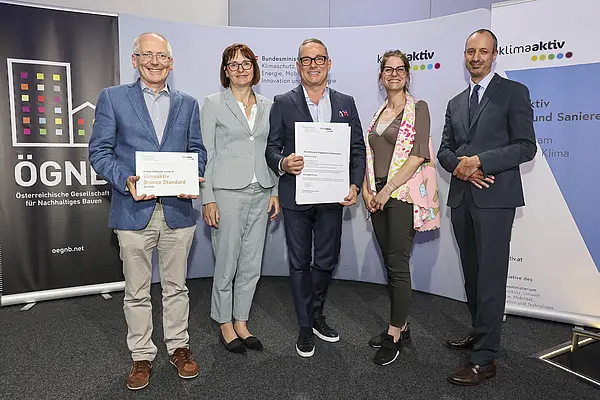 Ausgezeichnetes Projekt: 18RS Wohnhaus, 1110 Wien<br /> Fertigstellung, klimaaktiv BRONZE<br /><br />  Bauherrschaft: WBÖ elf GmbH<br /> Bauphysik: DEM technisches Büro für Innenarchitektur & Bauphysik<br /> Haustechnik: Mischek Haustechnik GmbH<br /> Architektur & klimaaktiv Consultant: Architekt DI Thomas Wagensommerer