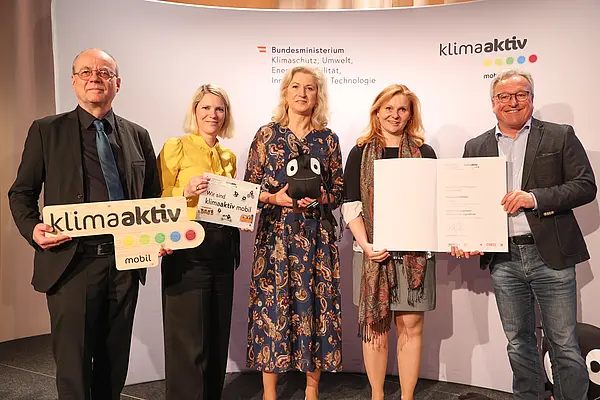 Astrid Moser (Direktorin), Barbara Burgstaller gemeinsam mit LH-Stv. Heinrich Schellhorn, Robert Thaler (BMK) und Postbus-Vorständin Silvia Kaupa-Götzl 