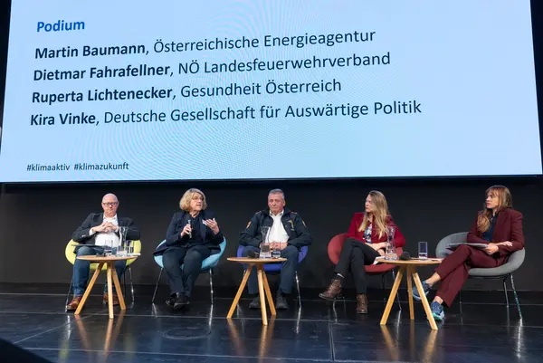 Personen auf einer Bühne bei einer Diskussionsrunde