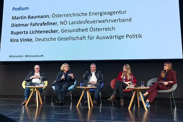 Personen auf einer Bühne bei einer Diskussionsrunde