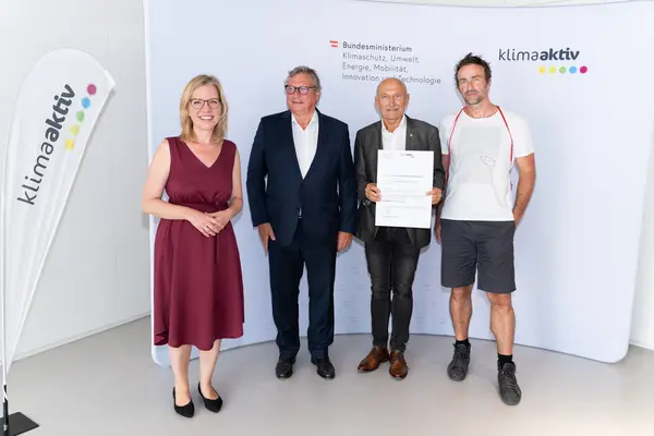 Im Bild: Klimaschutzministerin Leonore Gewessler, Karl Brodl (BME Architektur), Anton Hausleitner (HBLFA Raumberg-Gumpenstein), Markus Kozak (Pilz & Partner ZT)