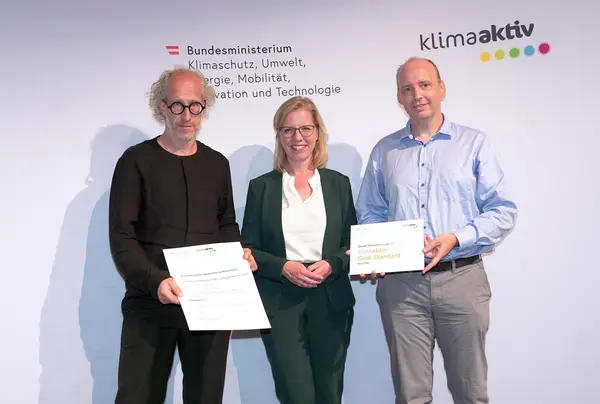 Im Bild: Klimaschutzministerin Leonore Gewessler, Vizebürgermeister Jürgen Lamprecht (Gemeinde  Bad Eisenkappel / Železna Kapla), Peter Kaschnig (halm.kaschnig.wührer architekten)