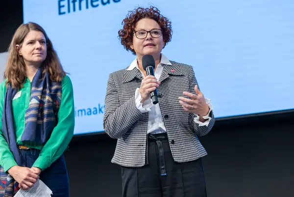 Personen auf einer Bühne