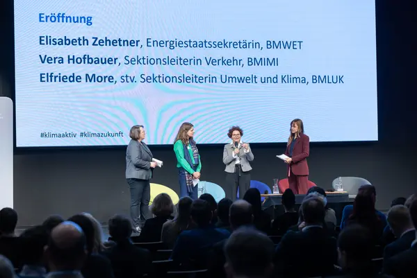 Personen auf einer Bühne