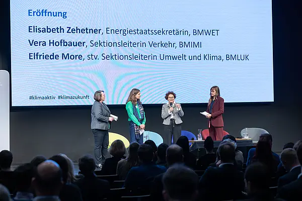 Personen auf einer Bühne