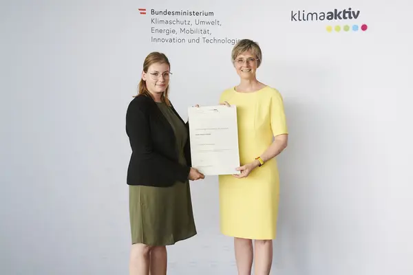 Im Bild: Elisabeth Schletz (Process, Quality & Sustainability Coordinator) mit Bettina Bergauer (BMK)