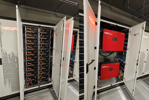 Zwei geöffnete Batteriespeicher-Schränke nebeneinander, einer mit Batteriemodulen, der andere mit roten Wechselrichtern, industrielle Energiespeicherlösung.