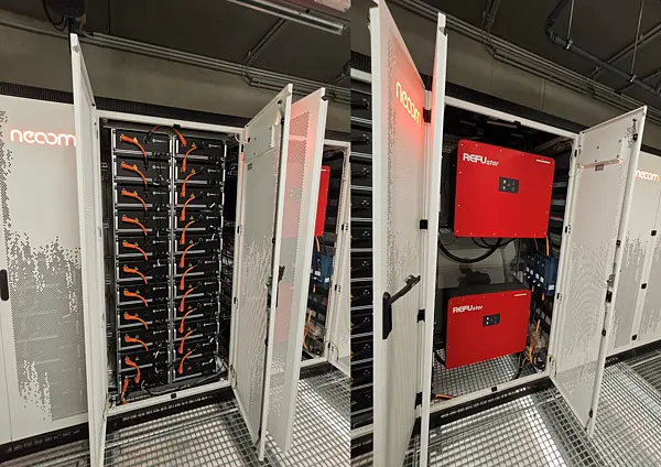 Zwei geöffnete Batteriespeicher-Schränke nebeneinander, einer mit Batteriemodulen, der andere mit roten Wechselrichtern, industrielle Energiespeicherlösung.