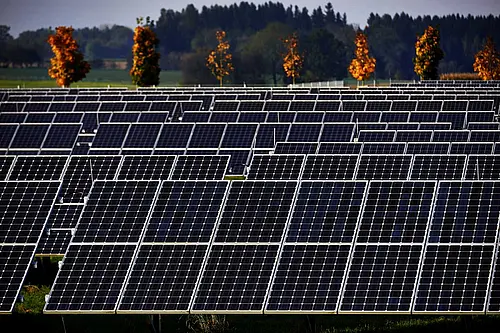 Solarpark auf einem Feld