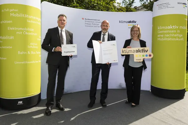 SES Spar European Shopping Centers wird für die Errichtung von E-Ladestationen in Shoppingcentern in ganz Österreich ausgezeichnet. Im Bild: Christoph Andexlinger gemeinsam mit FBM Leonore Gewessler und Alexander Klacska, Obmann der Bundessparte Transport und Verkehr der Wirtschaftskammer Österreich.