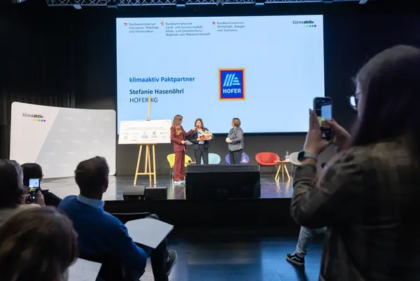 Personen auf einer Bühne