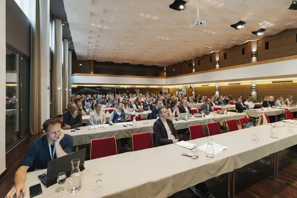 Volles Bild des Konferenzsaales - alle Tische sind besetzt