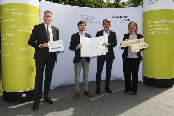 Die da emobil GmbH & Co KG wird für das Vorantreiben der Mobilitätswende durch die Errichtung von E-Ladeinfrastruktur an 42 Standorten in Österreich ausgezeichnet. Im Bild: Alois Wach und Martin Hofmann gemeinsam mit FBM Leonore Gewessler und Alexander Klacska, Obmann der Bundessparte Transport und Verkehr der Wirtschaftskammer Österreich.