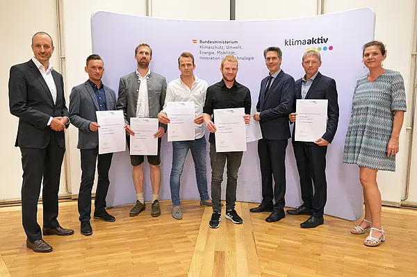 Im Bild von links nach rechts: Sektionschef Jürgen Schneider, Hubert Tieber, Christian Hölzl, Stefan Ortner, Fabian Kerber, Gordon Bilgeri, Thomas Friedrich, Gundula Weber