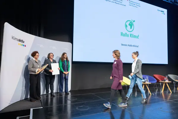 Personen auf einer Bühne