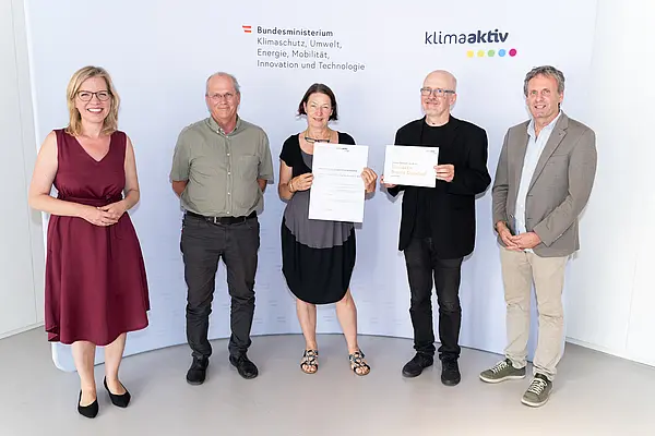 Im Bild: Klimaschutzministerin Leonore Gewessler, Ursula Urban (WoGen Wohnprojekte-Genossenschaft), Christoph Platzer und Werner Schwarz (schwarz.platzer.architekten), Karl Höfler (Rosenfelder und Höfler Consulting).