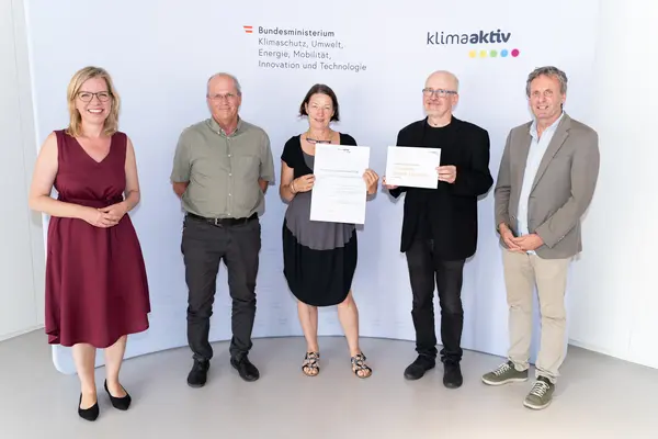 Im Bild: Klimaschutzministerin Leonore Gewessler, Ursula Urban (WoGen Wohnprojekte-Genossenschaft), Christoph Platzer und Werner Schwarz (schwarz.platzer.architekten), Karl Höfler (Rosenfelder und Höfler Consulting).