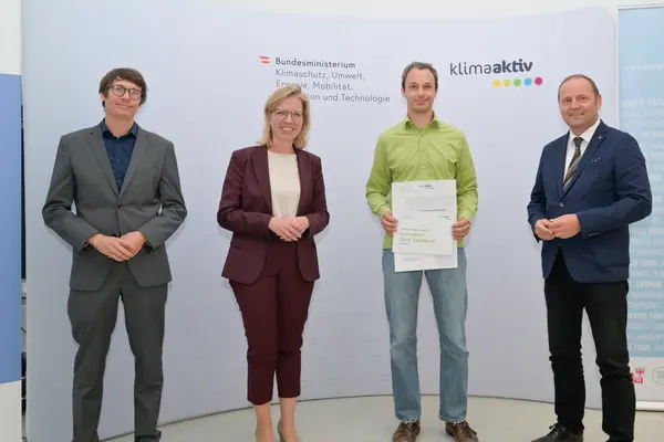 Im Bild: Klimaschutzministerin Leonore Gewessler, LHStv. Josef Geisler, DI Robert Taunmüller (Energie Tirol), Ing. Michael Plattner
