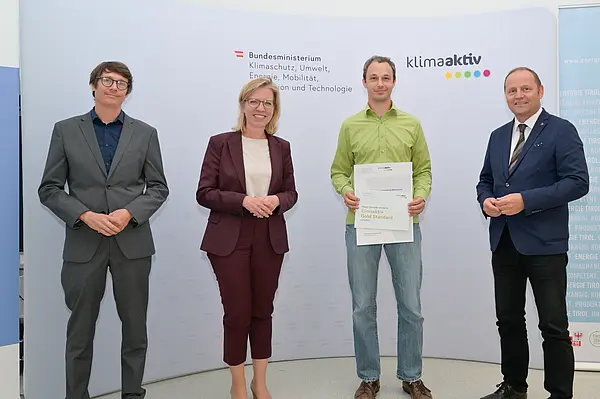 Im Bild: Klimaschutzministerin Leonore Gewessler, LHStv. Josef Geisler, DI Robert Taunmüller (Energie Tirol), Ing. Michael Plattner