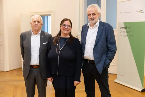 Personen lächeln in die Kamera