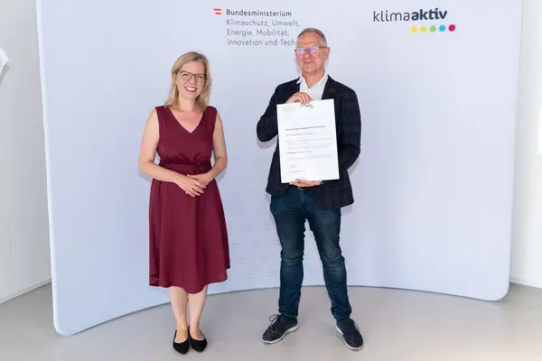 Im Bild: Klimaschutzministerin Leonore Gewessler, Harald Kopertz (Immo Solutions)