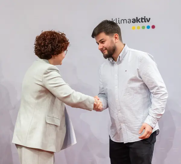 Menschen auf einer Bühne bei einer Veranstaltung