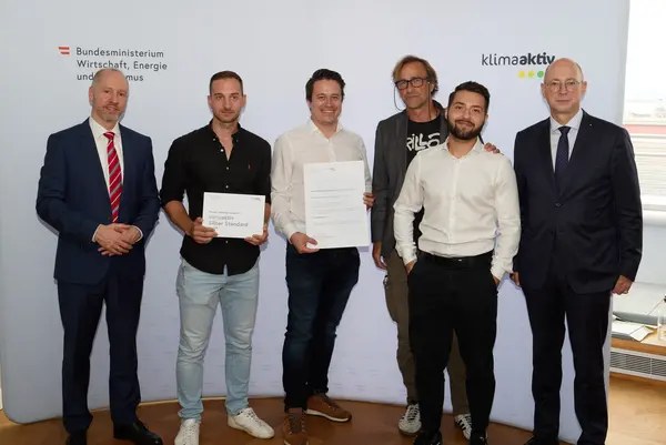 6 Personen mit Urkunde schauen in die Kamera