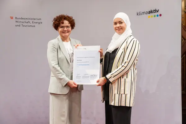 Menschen mit Urkunde lächeln in die Kamera