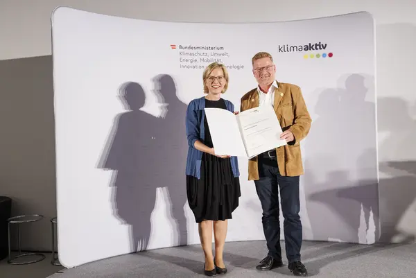 Klimaschutzministerin Leonore Gewessler, Ing. Andreas Wald (Knauf Insulation GmbH)