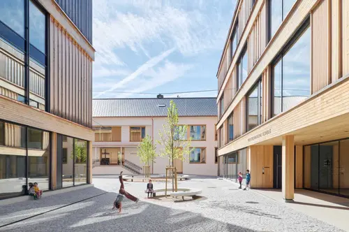 Schule Hittisau Hofansicht