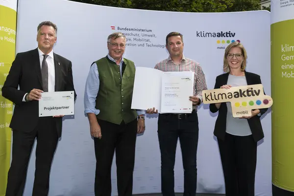 Taxi Alois Harringer wird für die Etablierung eines flexiblen und bedarfsorientierten Mobilitätssystems durch die Einführung der "Taxi Spot App" ausgezeichnet. Im Bild: Alois Harringer und Friedrich Posch gemeinsam mit FBM Leonore Gewessler und Alexander Klacska, Obmann der Bundessparte Transport und Verkehr der Wirtschaftskammer Österreich.