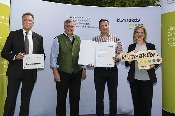 Taxi Alois Harringer wird für die Etablierung eines flexiblen und bedarfsorientierten Mobilitätssystems durch die Einführung der "Taxi Spot App" ausgezeichnet. Im Bild: Alois Harringer und Friedrich Posch gemeinsam mit FBM Leonore Gewessler und Alexander Klacska, Obmann der Bundessparte Transport und Verkehr der Wirtschaftskammer Österreich.