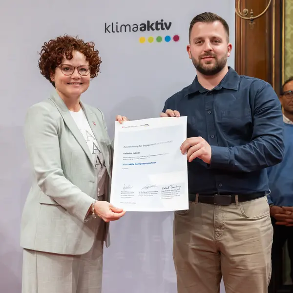 Menschen auf einer Bühne bei einer Veranstaltung