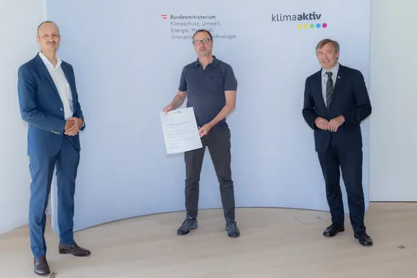 klimaaktiv Gold Auszeichnung für die Planung des Einfamilienhauses der Familie Oberhuber in Hohenruppersdorf. Im Bild: Jürgen Schneider (Klimaschutzministerium), Architekt Thomas Abendroth, Herbert Greisberger (enu)