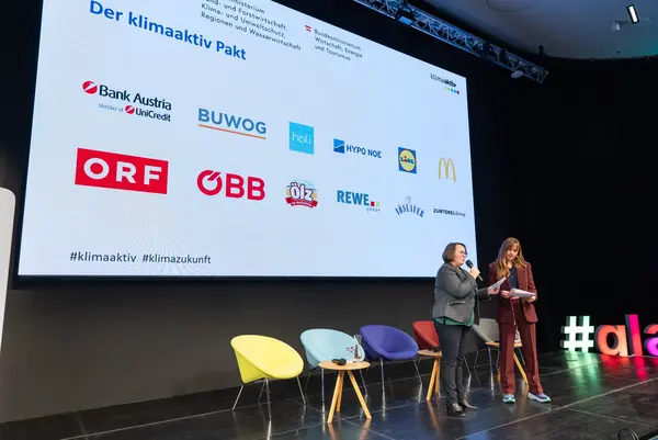 Personen auf einer Bühne