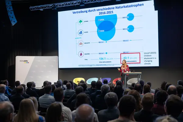 Frau spricht auf einer Bühne