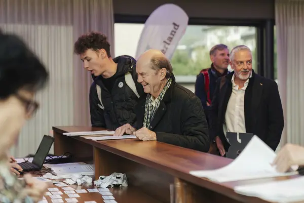 Mehrere Männer stehen bei der Registrierung