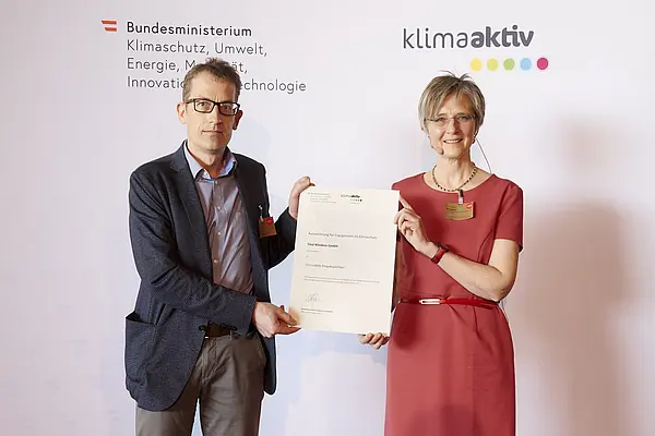 DI Dr. Bettina Bergauer, Stellvertretung Stabsstelle Dialog zu Energiewende und Klimaschutz, zeichnete am 24. März 2022 energieeffiziente Betriebe und Beratungsunternehmen aus.  Ausgezeichneter Betrieb und klimaaktiv Projektpartner: Tirol Kliniken GmbH  Im Bild: Martin Lackner (Energiecontroller, Tirol Kliniken GmbH) mit Bettina Bergauer (BMK)