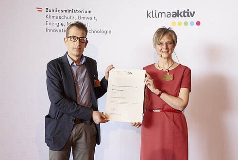 DI Dr. Bettina Bergauer, Stellvertretung Stabsstelle Dialog zu Energiewende und Klimaschutz, zeichnete am 24. März 2022 energieeffiziente Betriebe und Beratungsunternehmen aus.  Ausgezeichneter Betrieb und klimaaktiv Projektpartner: Tirol Kliniken GmbH  Im Bild: Martin Lackner (Energiecontroller, Tirol Kliniken GmbH) mit Bettina Bergauer (BMK)