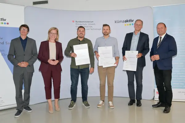 Im Bild: Klimaschutzministerin Leonore Gewessler, LHStv. Josef Geisler, DI Robert Taunmüller (Energie Tirol), Lukas Witting, Florian Witting, Bmstr. Ing. Daniel Kostenzer