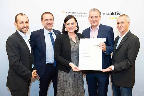 Ausgezeichneter Betrieb und bestehender Projektpartner: GMS Gourmet GmbH v.l.n.r. Stefan Prantl (Umwelt & Energiemanagement), Martin Paveza (Leitung Technik Wien), Bundesministerin Elisabeth Köstinger, Hannes Hasibar (Geschäftsführer/Prokurist), Peter Denk (Leitung Technik)