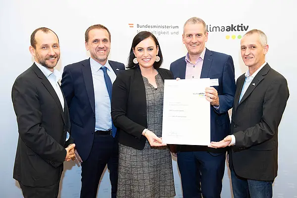 Ausgezeichneter Betrieb und bestehender Projektpartner: GMS Gourmet GmbH v.l.n.r. Stefan Prantl (Umwelt & Energiemanagement), Martin Paveza (Leitung Technik Wien), Bundesministerin Elisabeth Köstinger, Hannes Hasibar (Geschäftsführer/Prokurist), Peter Denk (Leitung Technik)
