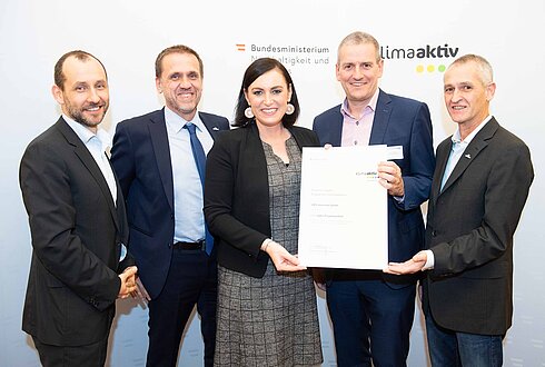Ausgezeichneter Betrieb und bestehender Projektpartner: GMS Gourmet GmbH v.l.n.r. Stefan Prantl (Umwelt & Energiemanagement), Martin Paveza (Leitung Technik Wien), Bundesministerin Elisabeth Köstinger, Hannes Hasibar (Geschäftsführer/Prokurist), Peter Denk (Leitung Technik)