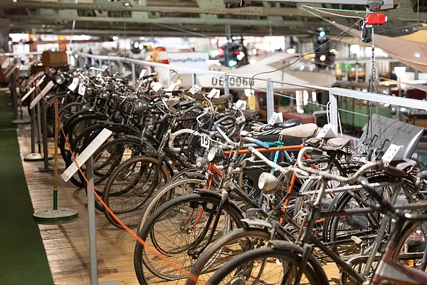 Viele alte Fahrräder im Museum ausgestellt