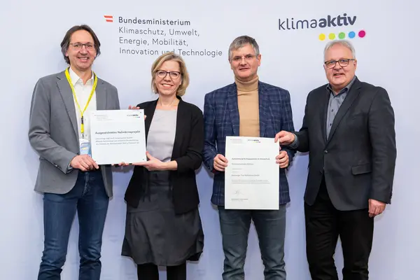 Auszeichnung von Vertreter:innen effizienter Biomasseheizwerke durch BM Gewessler